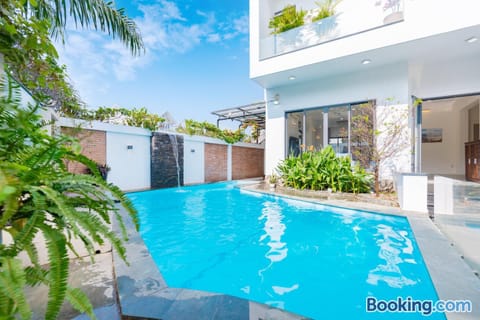 Property building, Day, Garden, Garden view, Pool view, Swimming pool, sunbed