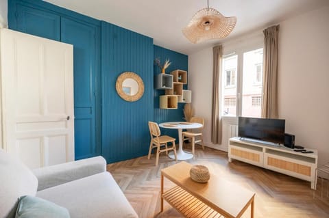 Property building, TV and multimedia, Living room, Seating area
