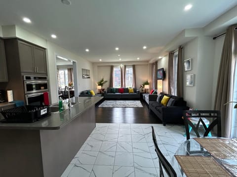 Entire Luxurious Spacious House-Home Away from Home-Only 19 Minutes to Niagara Falls, ON Casa in Welland