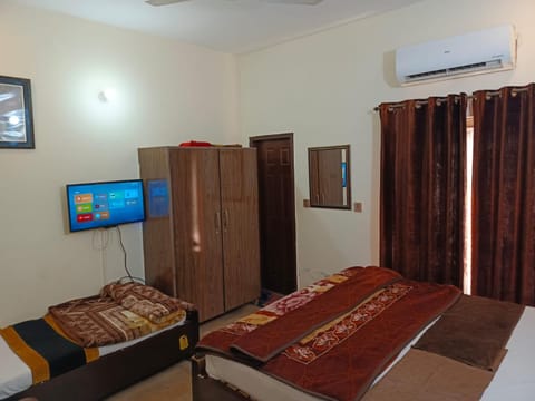 Bed, TV and multimedia, Bedroom, wardrobe, air conditioner