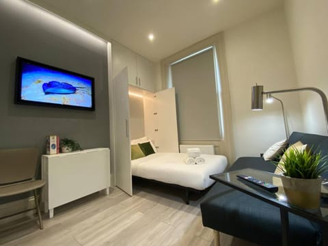 Bed, TV and multimedia, Living room, Photo of the whole room, Seating area, Bedroom, towels