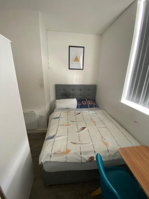 Cozy, comfortable bedroom in a shared flat, within a walking distance of the train station in Wigan Town Centre Location de vacances in Wigan