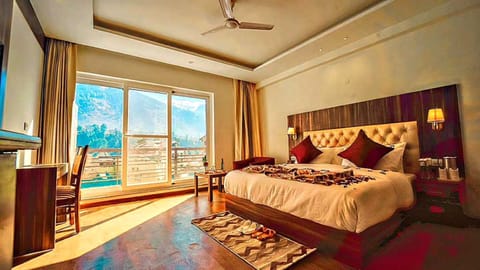 Bed, TV and multimedia, Coffee/tea facilities, Balcony/Terrace, Seating area, Bedroom, Mountain view, Breakfast, room service, wardrobe, acessibility