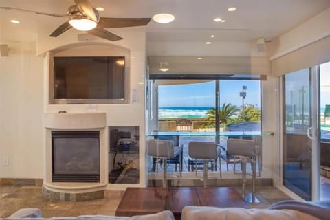 Beachfront 2-Bedroom Apartment With Stunning Ocean Views Condo in Mission Beach