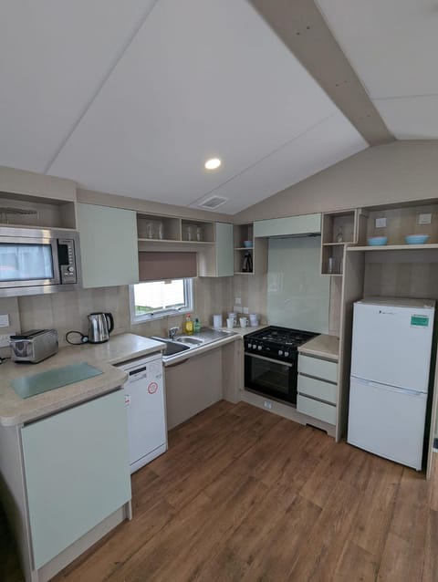 Kitchen or kitchenette, dishwasher, minibar, pet friendly, stove, toaster