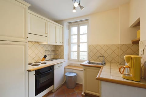 Coffee/tea facilities, Kitchen or kitchenette, dishwasher, stove, toaster