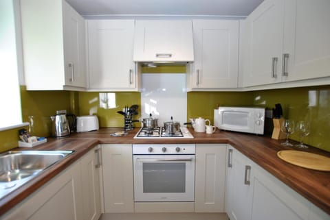 Coffee/tea facilities, Kitchen or kitchenette, dishwasher, oven, stove