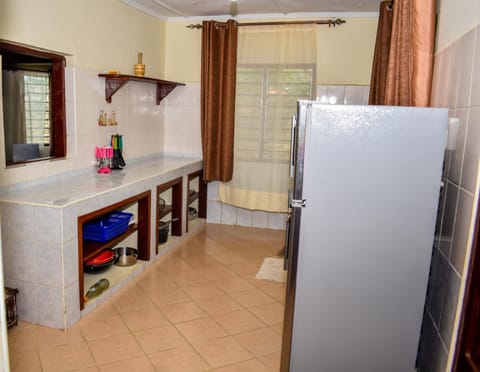 Kitchen or kitchenette, minibar