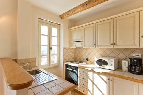 Coffee/tea facilities, Kitchen or kitchenette, dishwasher, oven, stove, toaster