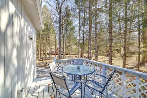 Stylish Tobyhanna Home with Fire Pit and Lake Access! House in Coolbaugh Township