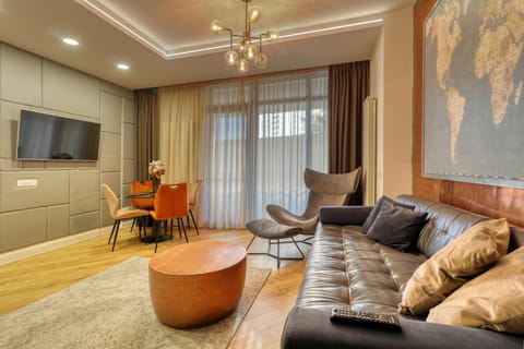 Communal lounge/ TV room, TV and multimedia, Living room, Seating area, Evening entertainment