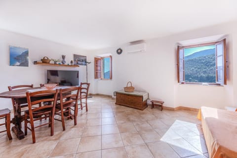 Communal lounge/ TV room, Living room, Seating area, Dining area, Evening entertainment, air conditioner