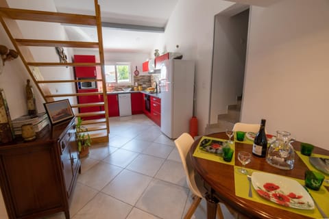 Kitchen or kitchenette, Dining area