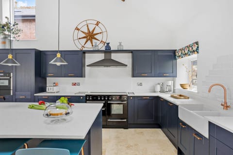 Coffee/tea facilities, Kitchen or kitchenette, dishwasher, microwave, stove, toaster