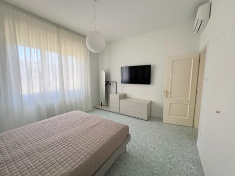 Photo of the whole room, Bedroom, air conditioner