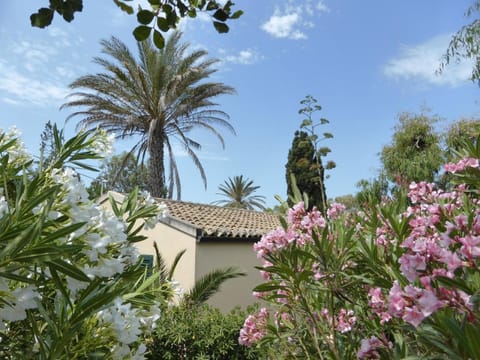 Schöner zentraler Bungalow direkt am Sandstrand auf Sizilien - b51539 House in Marina di Modica