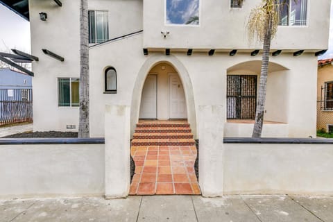 East Los Angeles Home - 7 Mi to Downtown! Condo in Commerce