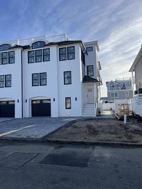 Brand New Construction For 2024! 5 Bedroom Townhome! Condo in North Beach Haven