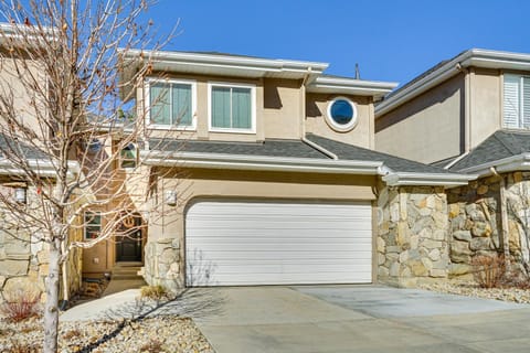 Modern Townhome with Hot Tub 10 Mi to Snowbird! Haus in Cottonwood Heights