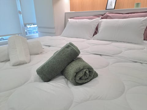 Bed, Bedroom, towels