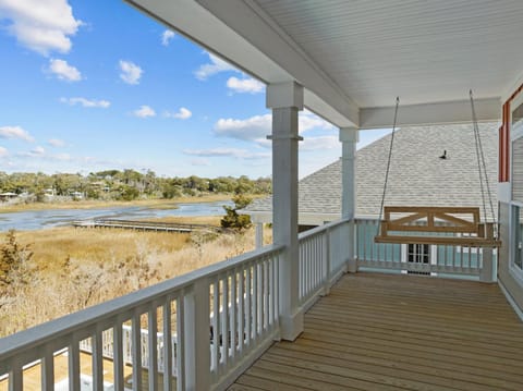 Beautiful 5BR marsh view home w pool House in Oak Island