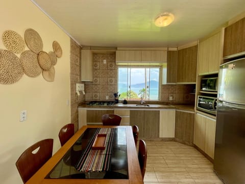 Kitchen or kitchenette, Dining area, minibar, oven, pet friendly, stove