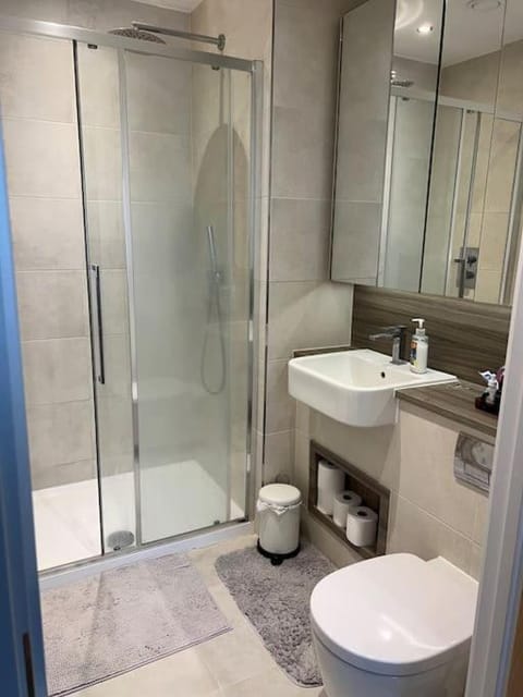 Madika Homes 2 bed 2 bath Apartment Colindale London Appartement in Edgware