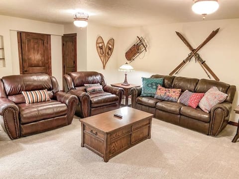 Spectacular Custom Log Cabin with Hot Tub, Epic Views, Fireplace - Moose Tracks Cabin House in Park County