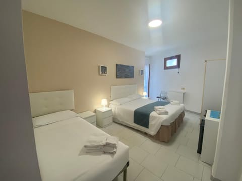 Restaurant/places to eat, Bed, TV and multimedia, Photo of the whole room, Bedroom, Breakfast, towels, wardrobe, air conditioner