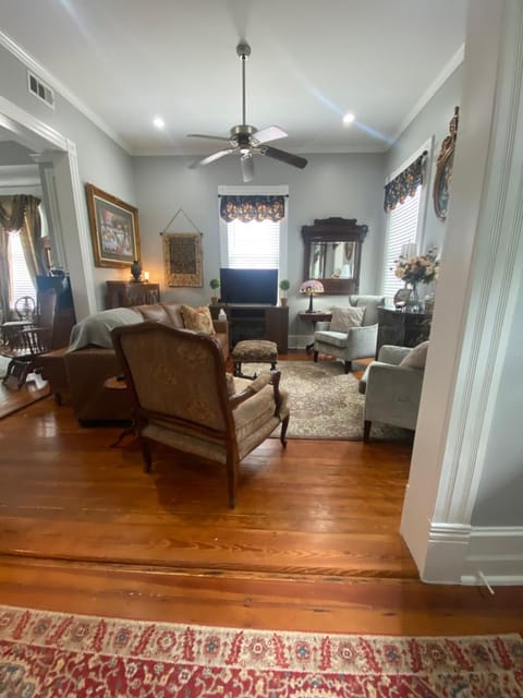 Hideaway Haven BnB-Entire 3 BR Home House in Texas City