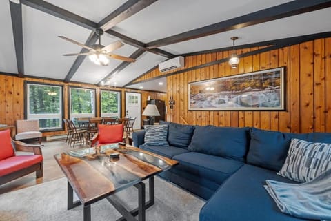Minutes to Skiing White Mountains Chalet Maison in Waterville Valley