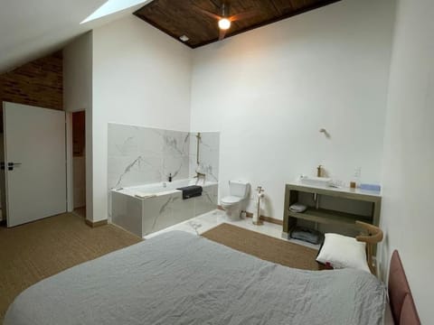 Bed, Bathroom, Photo of the whole room, Bedroom, Bath