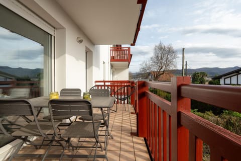 Property building, Day, Balcony/Terrace, Dining area