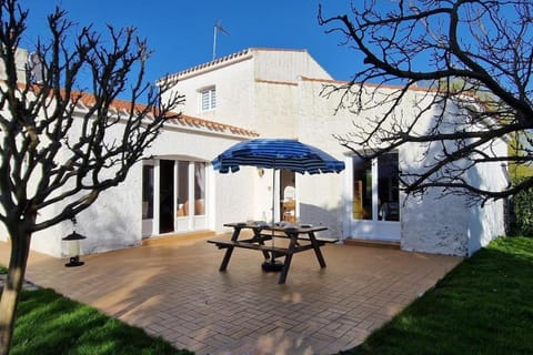 Property building, Patio, Garden, Dining area, Garden view