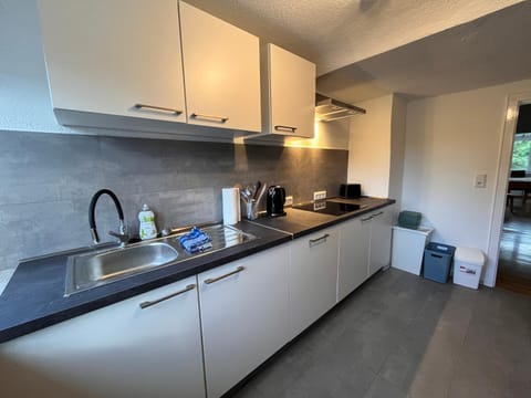 Coffee/tea facilities, Kitchen or kitchenette, dishwasher, stove, toaster