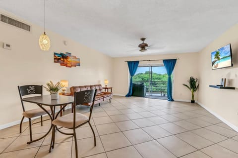 Charming One Bedroom Apartment with Pool Condo in Lauderdale Lakes