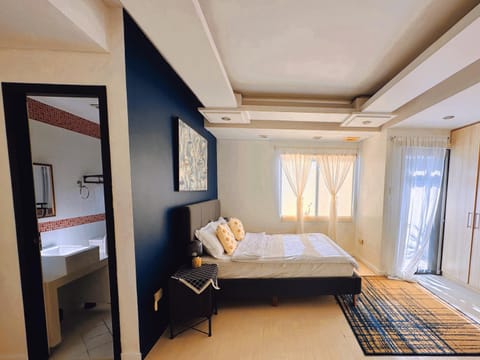 LarisZone-Luxury Courtyard Villa Bed and Breakfast in Las Pinas