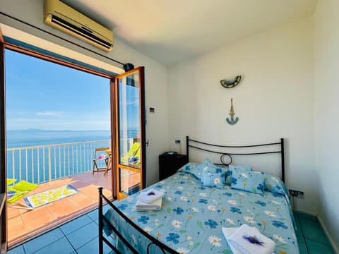 Bed, View (from property/room), Balcony/Terrace, Photo of the whole room, Bedroom, Sea view, towels