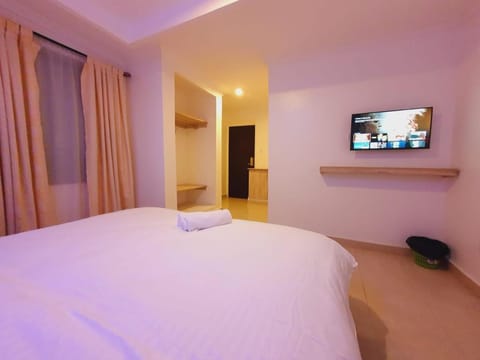 Communal lounge/ TV room, Bed, TV and multimedia, Bedroom, towels