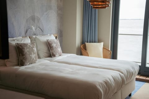 Bed, Photo of the whole room, Sea view