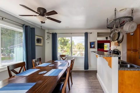 Charming dog-friendly home next to regional park House in Sebastopol