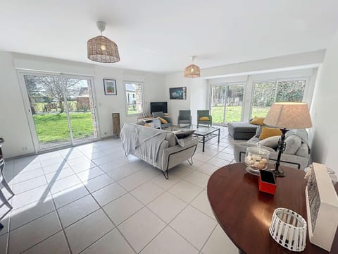 Grande maison près plage Carolles, 5 chambres, jardin, parking, wifi gratuit – 10 pers. - FR-1-361-537 House in Jullouville