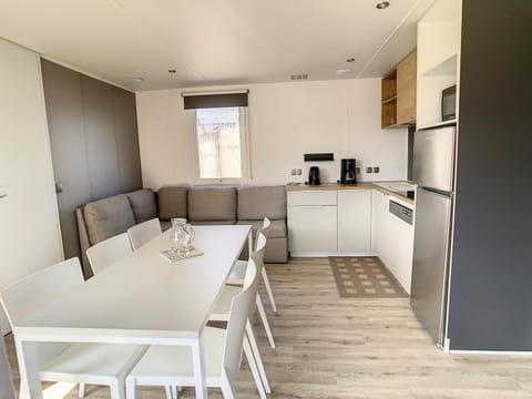 Mobil-home confort 3 ch, piscine chauffée, 200m plage, parking, WiFi, animaux admis - FR-1-361A-72 House in Jullouville