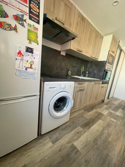 Kitchen or kitchenette, washing machine