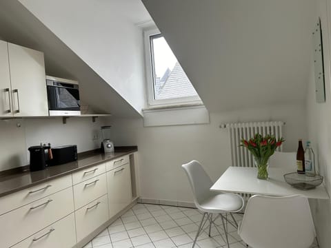 Kitchen or kitchenette, Dining area, stove