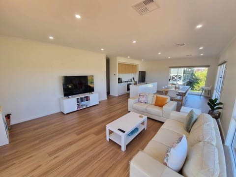 Banksia Lakeview Retreat Casa in Clayton Bay