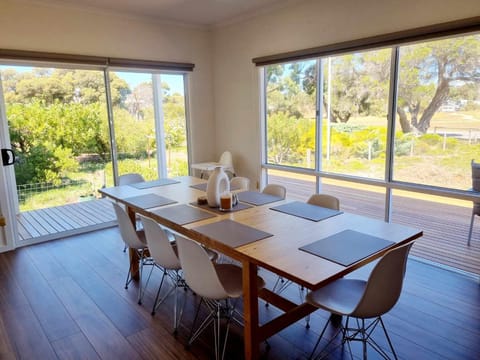 Banksia Lakeview Retreat House in Clayton Bay