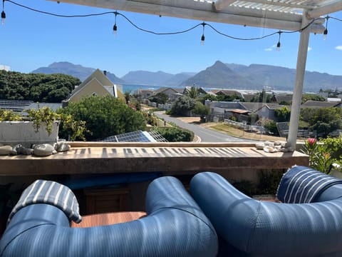 View (from property/room), Balcony/Terrace, Mountain view
