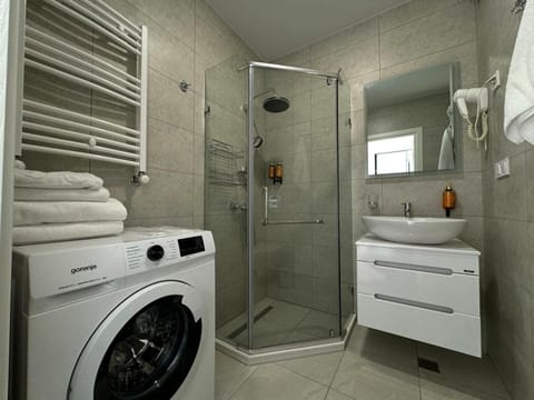 Shower, Bathroom, towels, washing machine