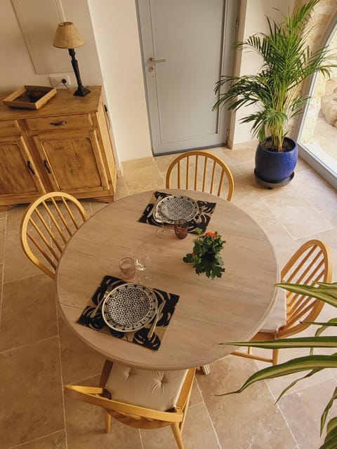 Dining area, kitchen